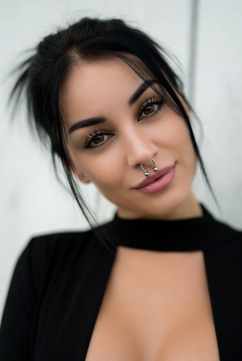 Najczęściej wybierane modele kolczyków w studiu piercingu: co rotuje i jak to wykorzystać