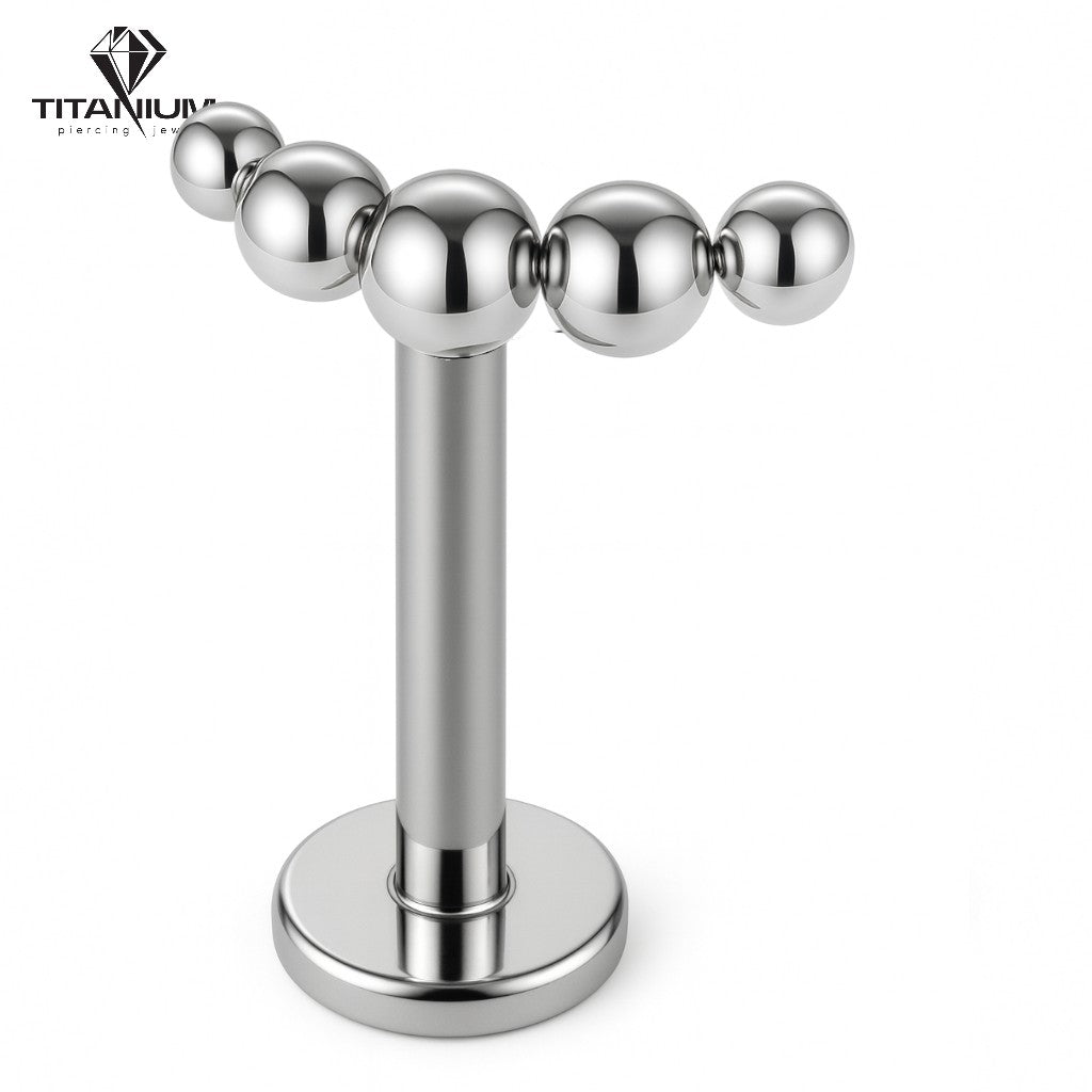 Kolczyk labret z nakrętką złożoną z kuleczek ułożonych w łuk