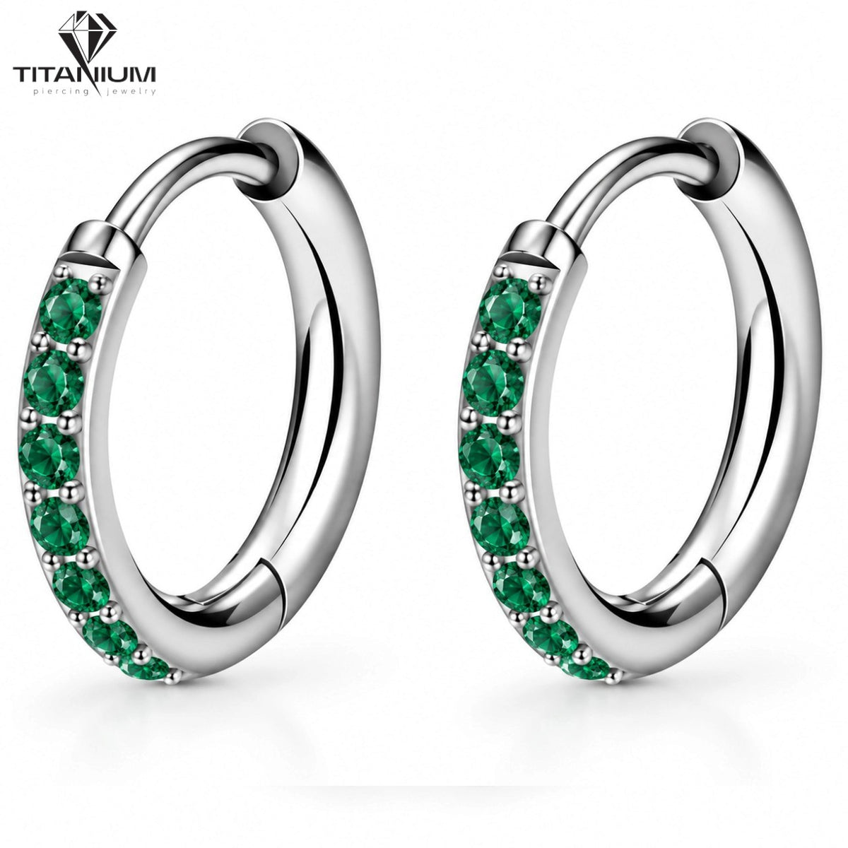Clicker-Ring mit grünen Zirkonia-Steinen auf der Vorderseite