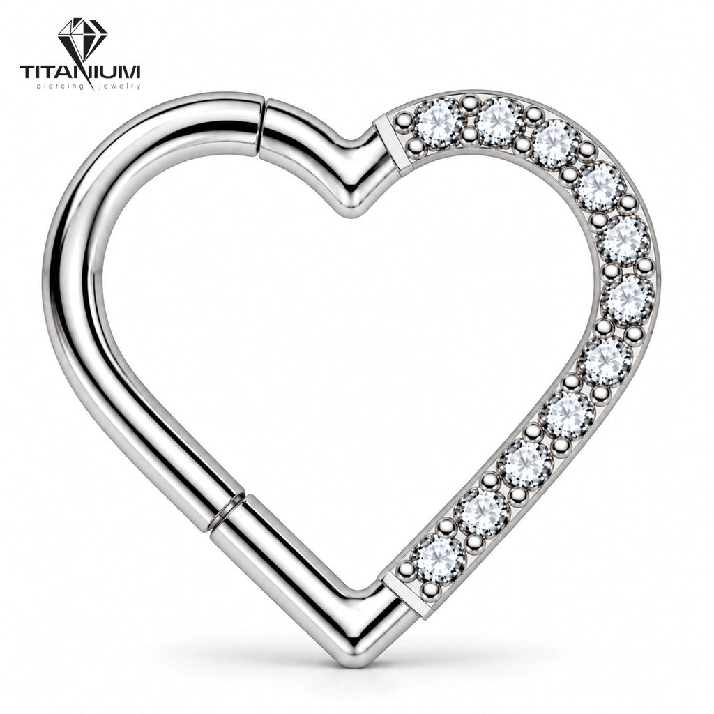 Hjerteformet clicker-ørering med hvide cubic zirkonier, lukning i venstre side