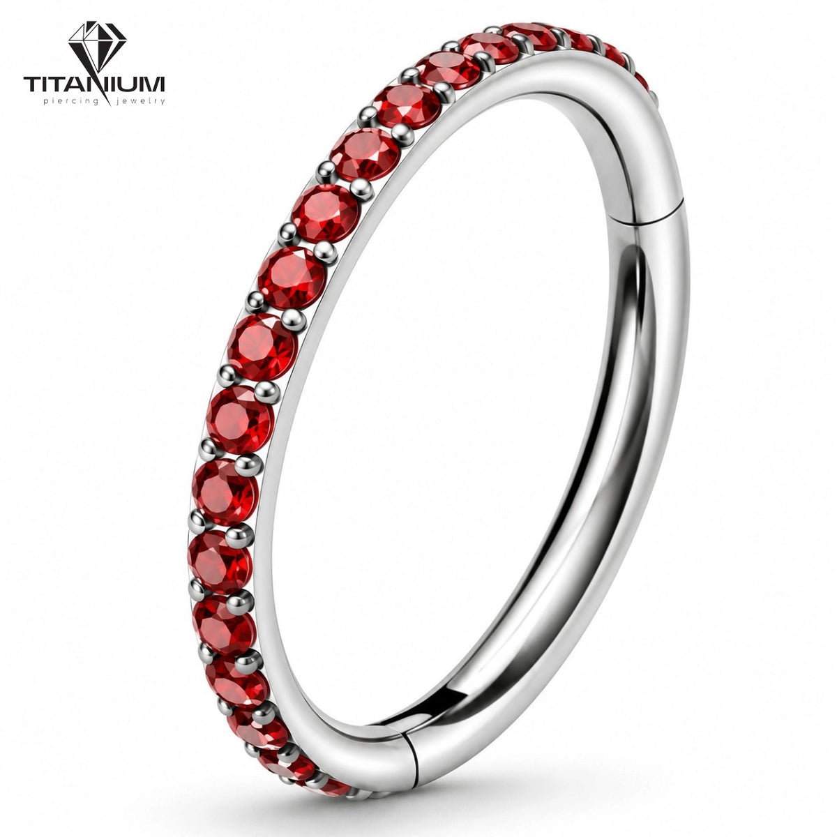 Clicker-Ringpiercing mit roten Zirkoniasteinen auf der Vorderseite