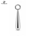 Srebrna podłużna zawieszka o minimalistycznym, eleganckim i nowoczesnym designie.