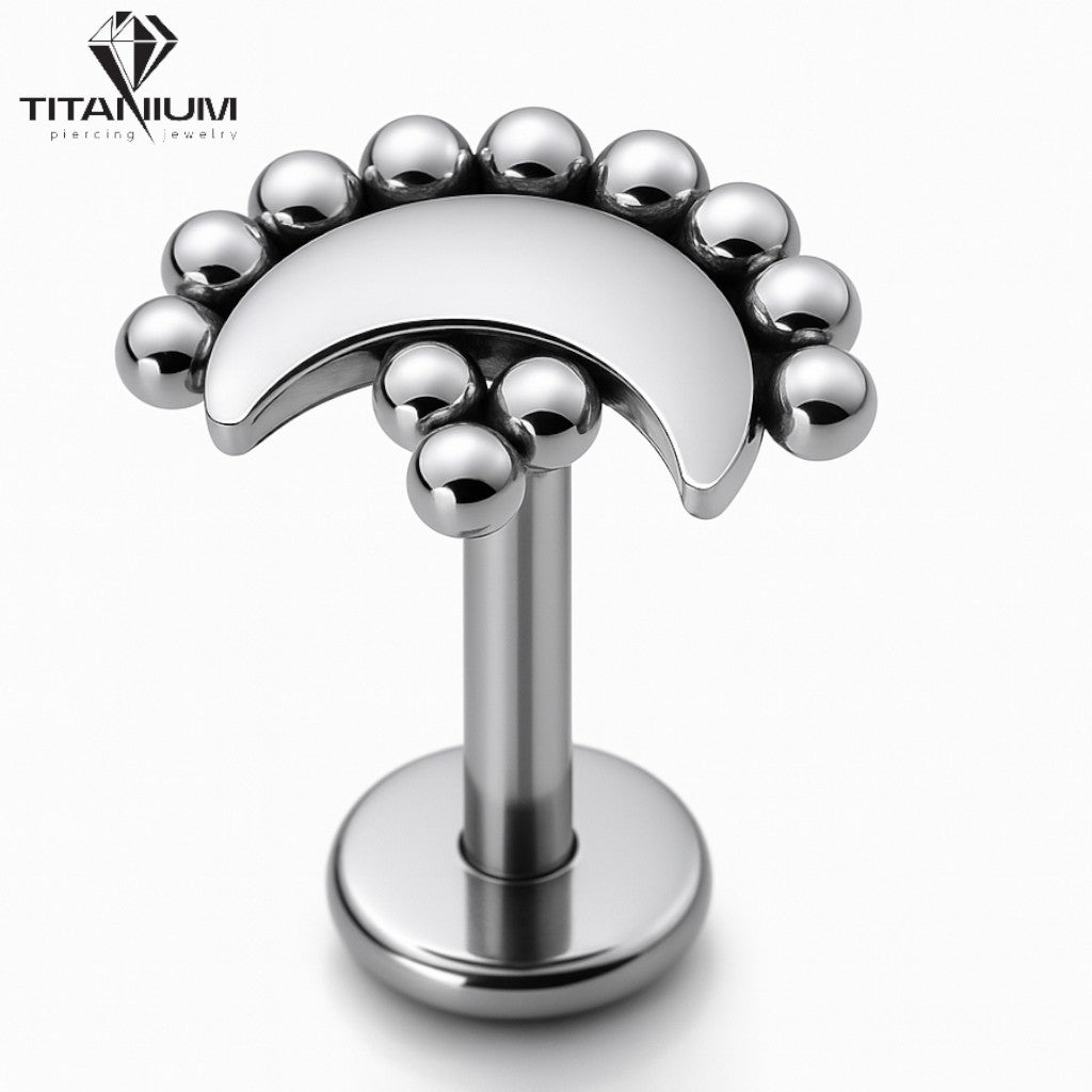 Kolczyk labret w kształcie księżyca i kuleczkami